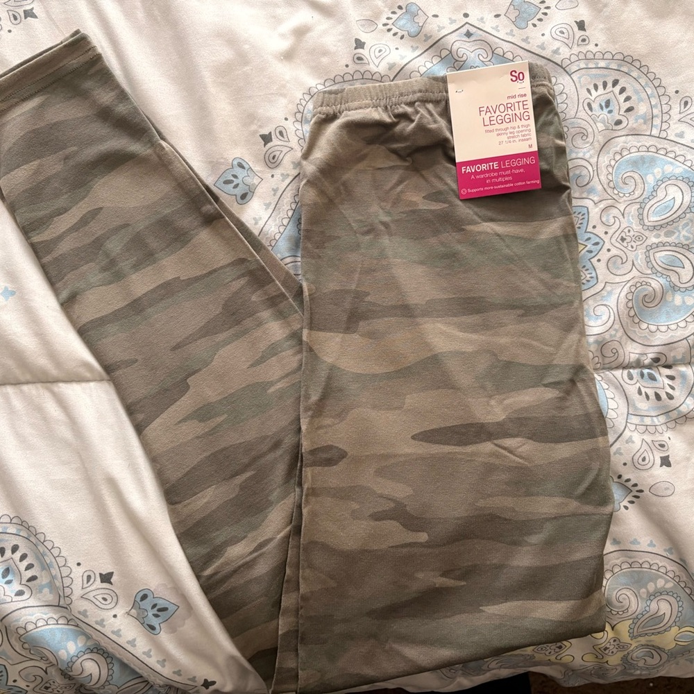 NWT SO Juniors Camo Leggings
